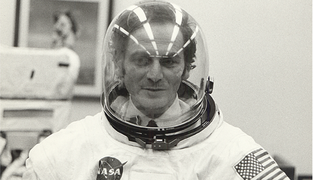 Pierre Cardin en tenue d’astronaute