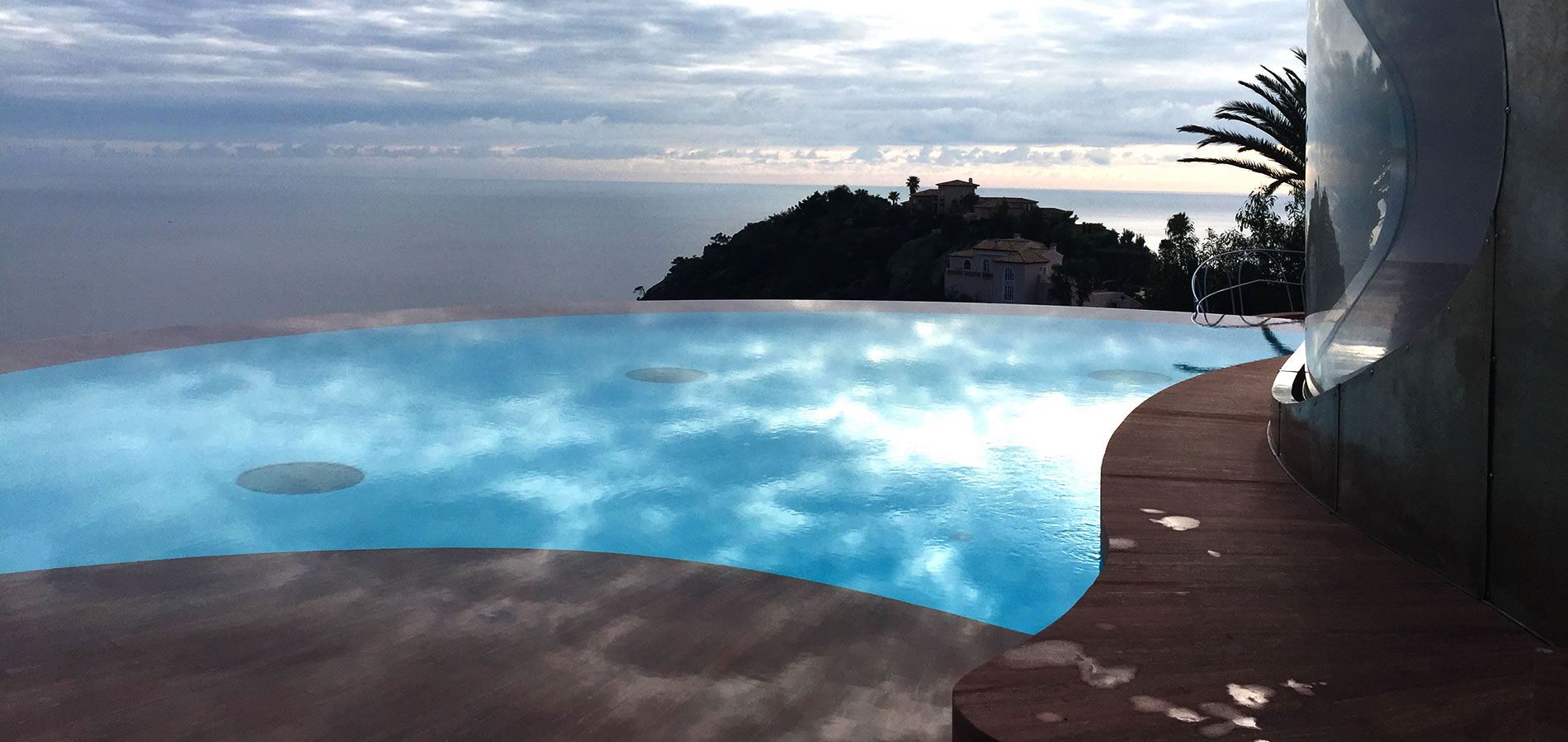 The Palais Bulles in balance between the sea and the sky.