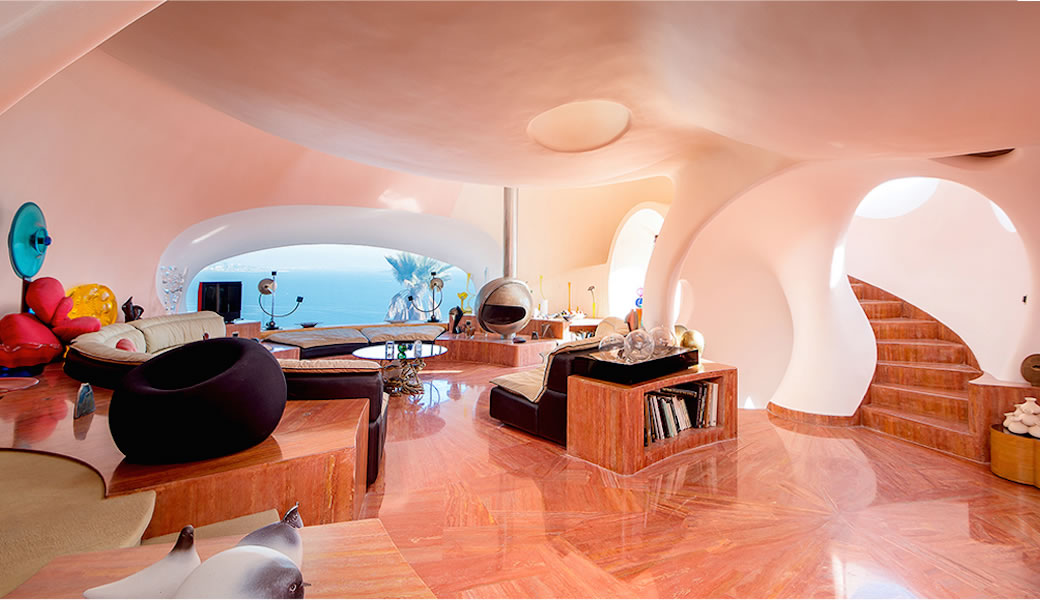 Light-filled living room in the Palais Bulles